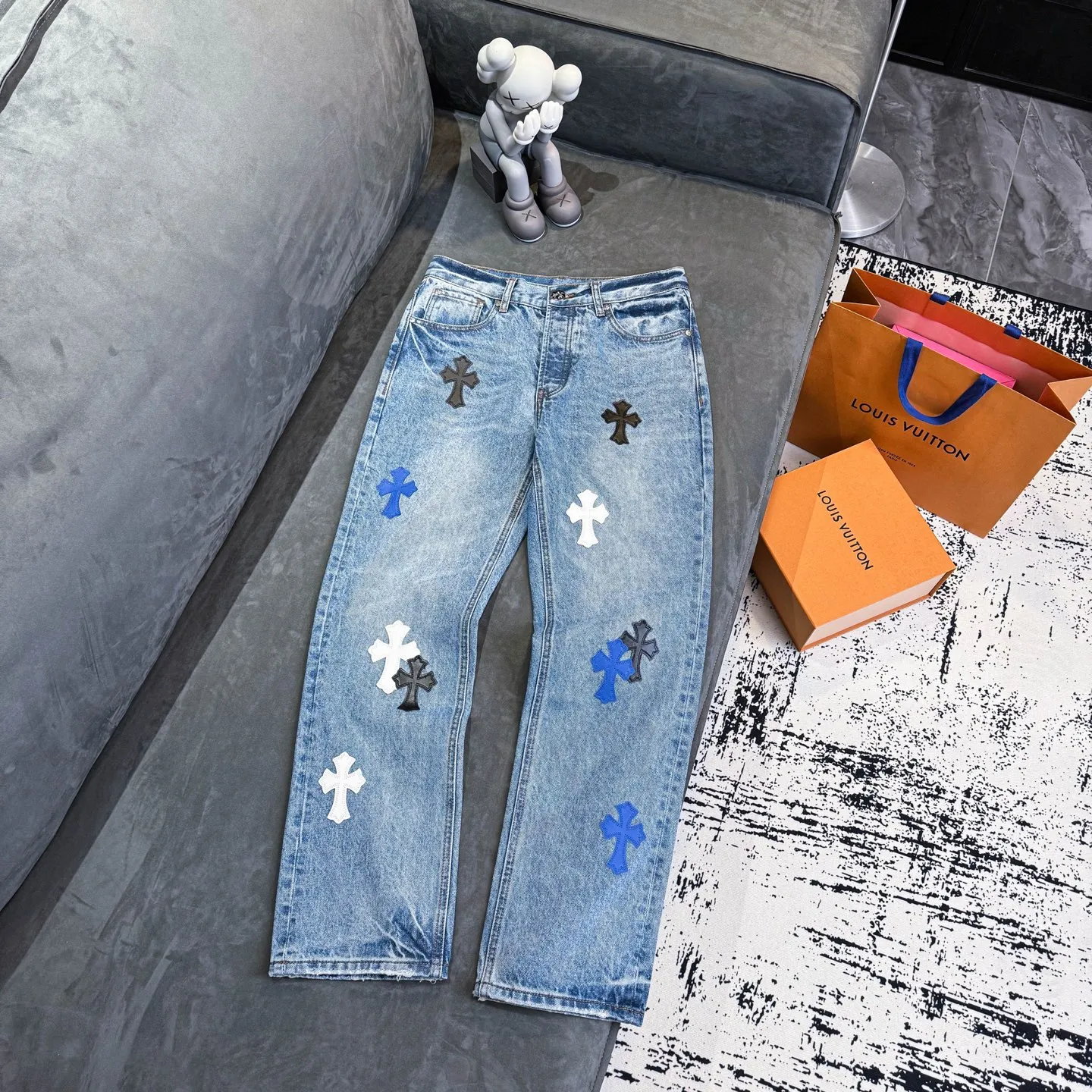 P270 Chrome Hearts CH Cross embroidered distressed jeans Top ceiling quality 100% version correct version is coming!  Believe me this must be the best quality you will ever come across! ! Excellent value for money! !  Styles with different washes and textures are very friendly to people with thin legs and thick legs. The straight version is very flattering to the shape of the legs. The moderate length is timeless and easy to match. It is the basis of various styles and a must-have in the wardrobe! ! Add a little stacking to easily control this year's popular clean fit fabric. The fabric is stiff but the upper body is soft without losing texture. The sides and cuffs of some styles have a bone-wash effect. It's really hard not to love it! The outfit effect is immediate! ✅Correctly customize the Croxin metal leather label on the back panel. It is not sold directly with the cross on the finished jeans. 1:1 copying strives for excellence and the details are perfectly grasped. ✅The cross leather label is clear and smooth. Exquisite turning top craftsmanship. ✅Buttons, zippers and hardware are all customized versions of the Croxin LOGO. ✅High-cost washing process. Size: 28 30 32 34 36 (5 sizes)